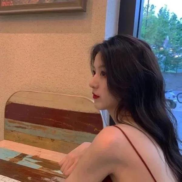 穿进末世后，我与仇人同居了